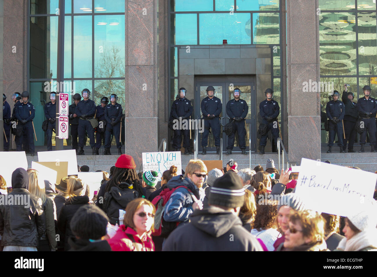 Boston, Massachusetts, USA. 13 dicembre, 2014. Funzionari di polizia davanti alla Nashua Street carcere durante i milioni marzo rally a Boston, Massachusetts, USA. La protesta, simili a quelli di altre città in tutto il territorio degli Stati Uniti in questo giorno, è in risposta ai recenti grand jury verdetti non incriminante i poliziotti che hanno ucciso disarmato gli uomini neri Michael Brown e Eric Garner, e per le persistenti problemi del razzismo e della polizia brutalità. Credito: Susan Pease/Alamy Live News Foto Stock