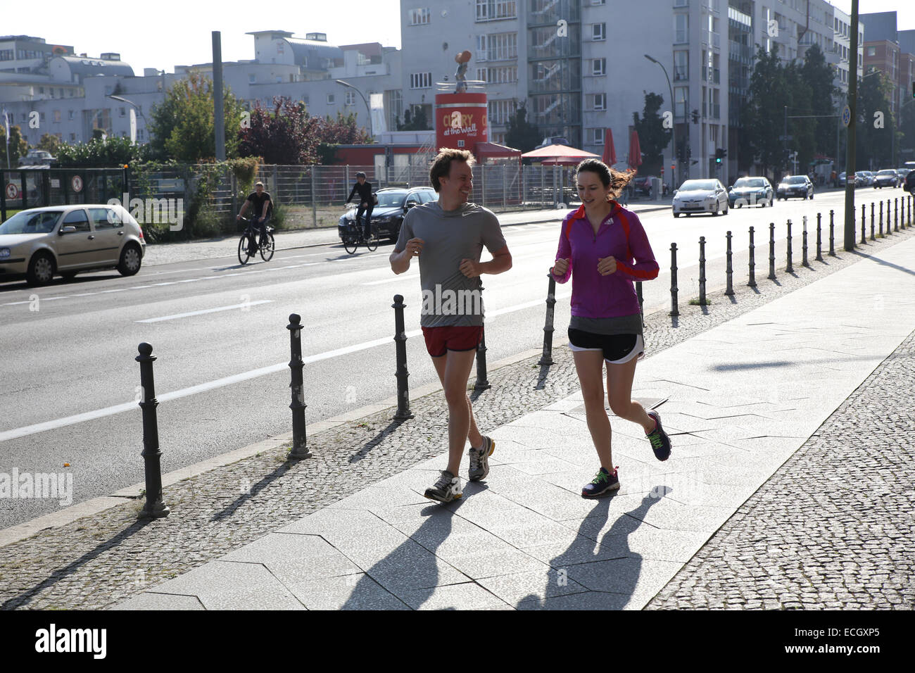 Donna Uomo in esecuzione via della città di Berlino Foto Stock