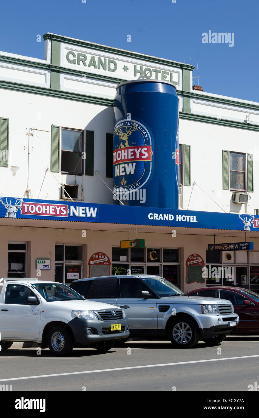 Grand Hotel, barriera autostrada, Cobar Aeroporto, Nuovo Galles del Sud, Australia Foto Stock