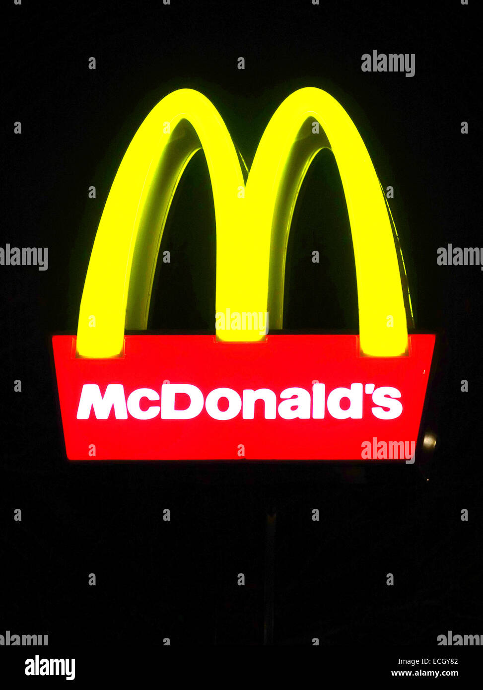 Mcdonalds segno illuminata di notte Foto Stock
