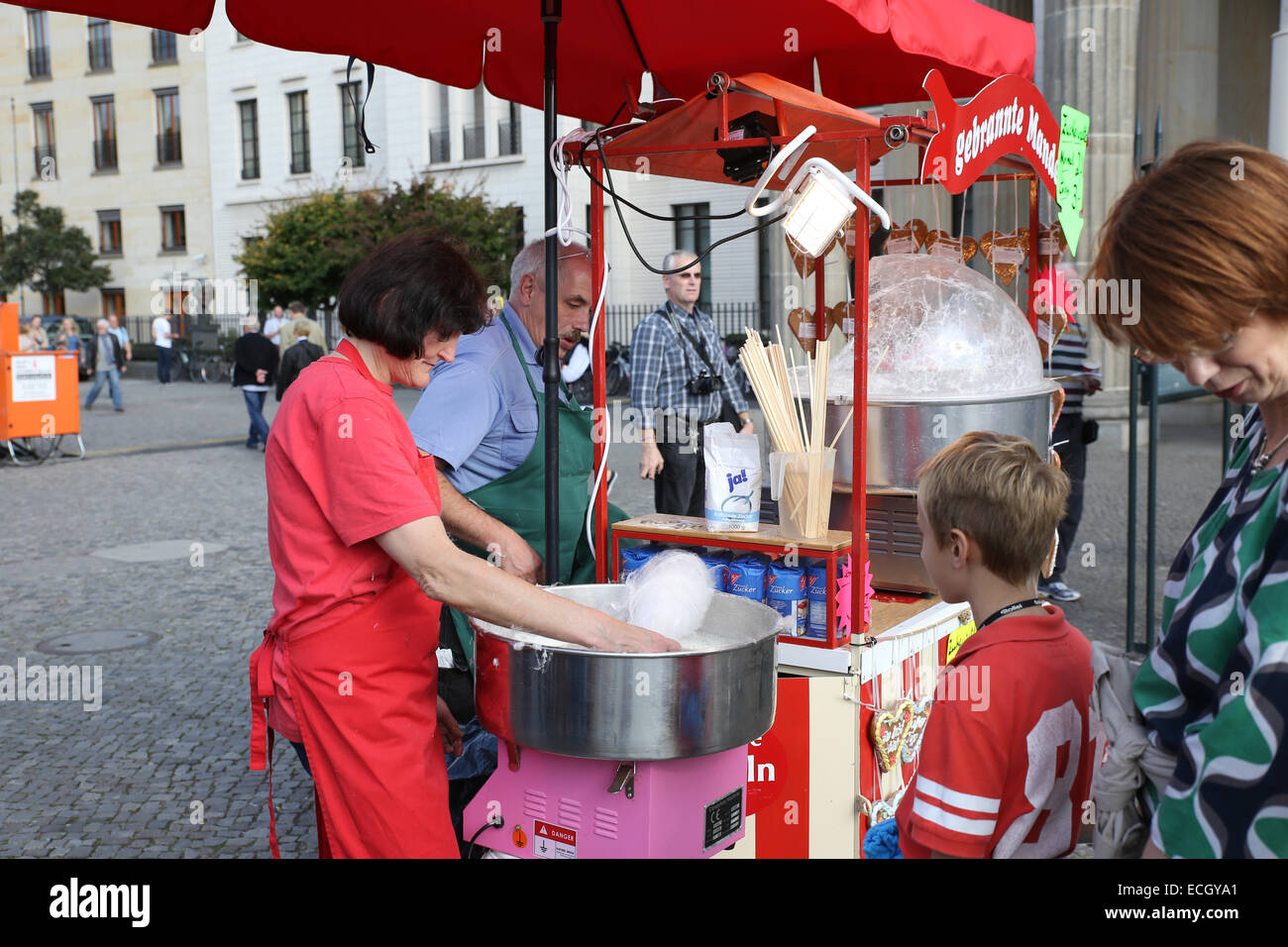Berlino caramella di cotone venditore ambulante Europa Germania Foto Stock