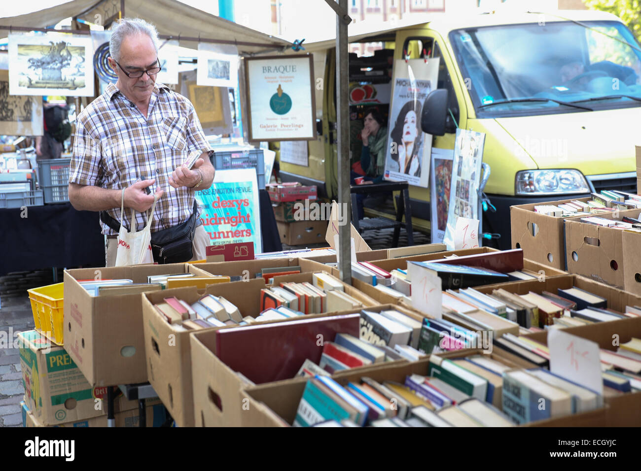 Il vecchio uomo bianco mercato delle pulci Germania Berlino europa Foto Stock