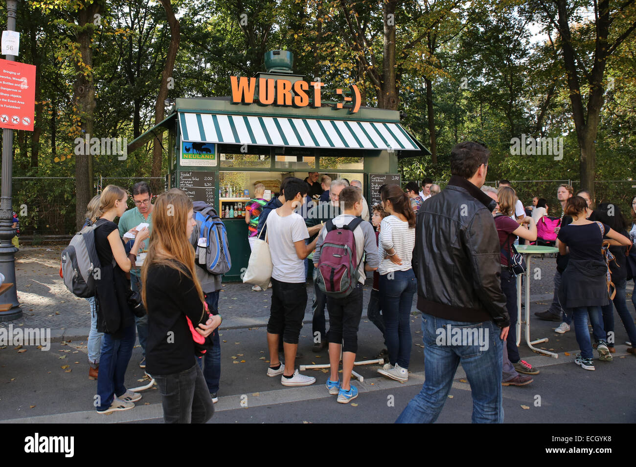 Wurst salsicce tedesche venditore ambulante persone lineup Foto Stock