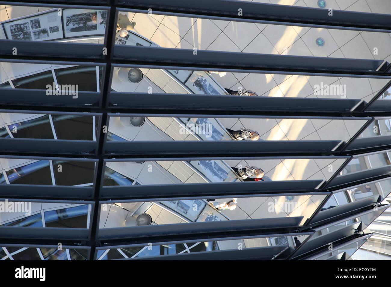 Berlino cupola del Reichstag riflessione Foto Stock