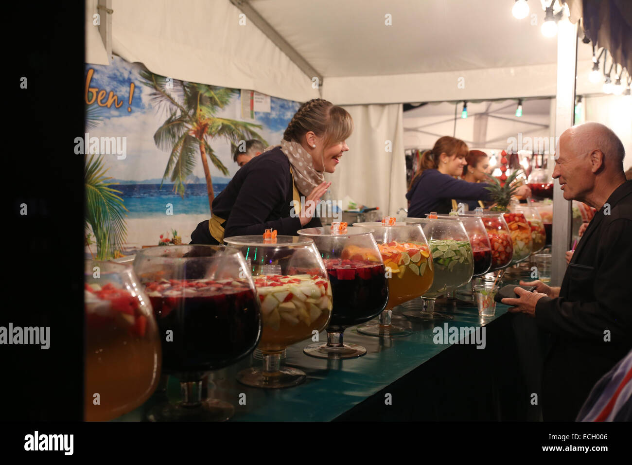 Berlin street venditore a vendere punch alla frutta festival all'aperto l'unità tedesca giorno 3 ott. notte Foto Stock