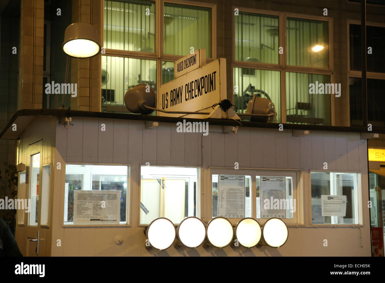 Berlin us army Checkpoint Charlie firmare la notte Foto Stock