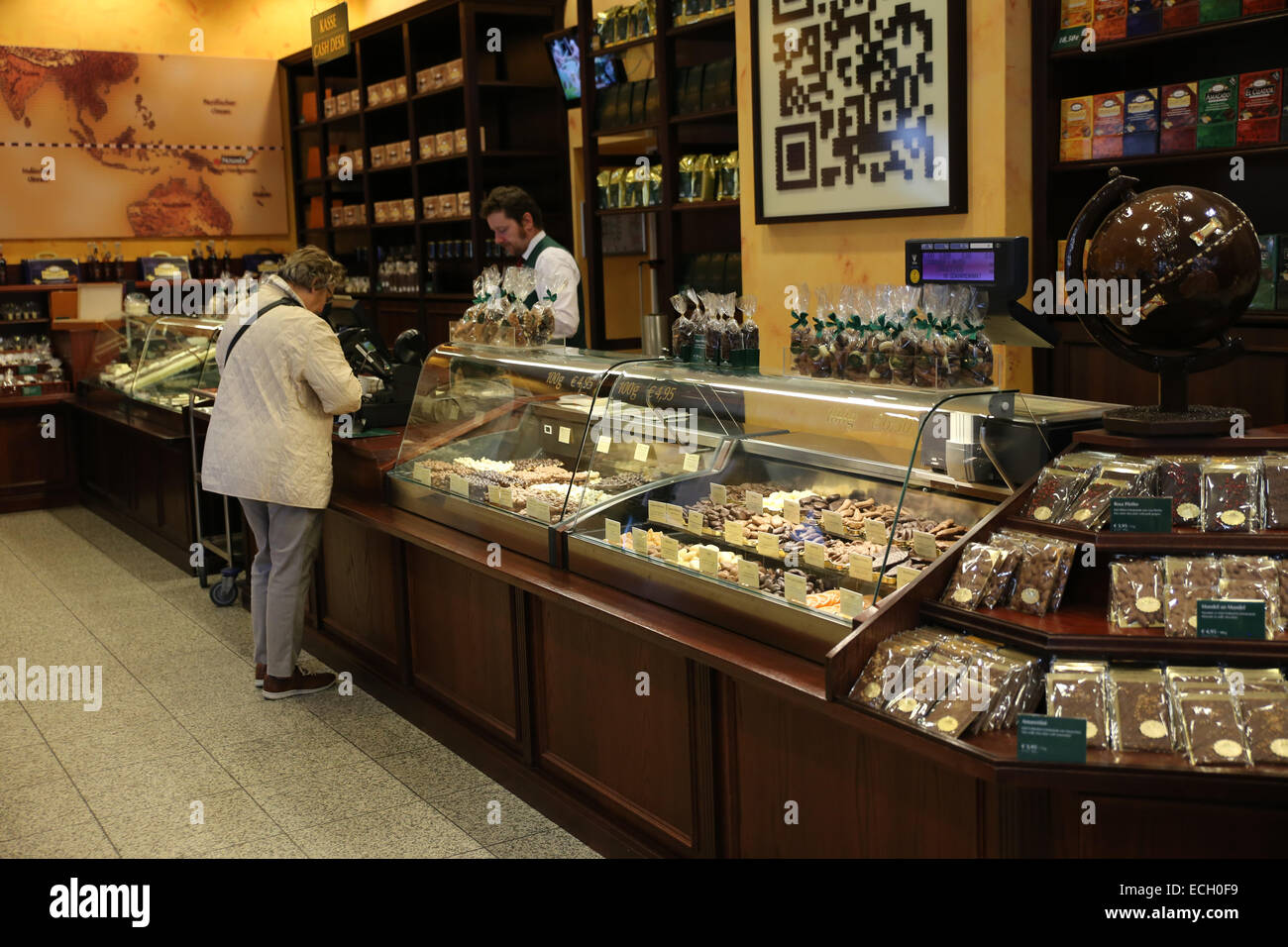 People shopping all'interno del negozio di cioccolato Berlino fassbender rausch Foto Stock