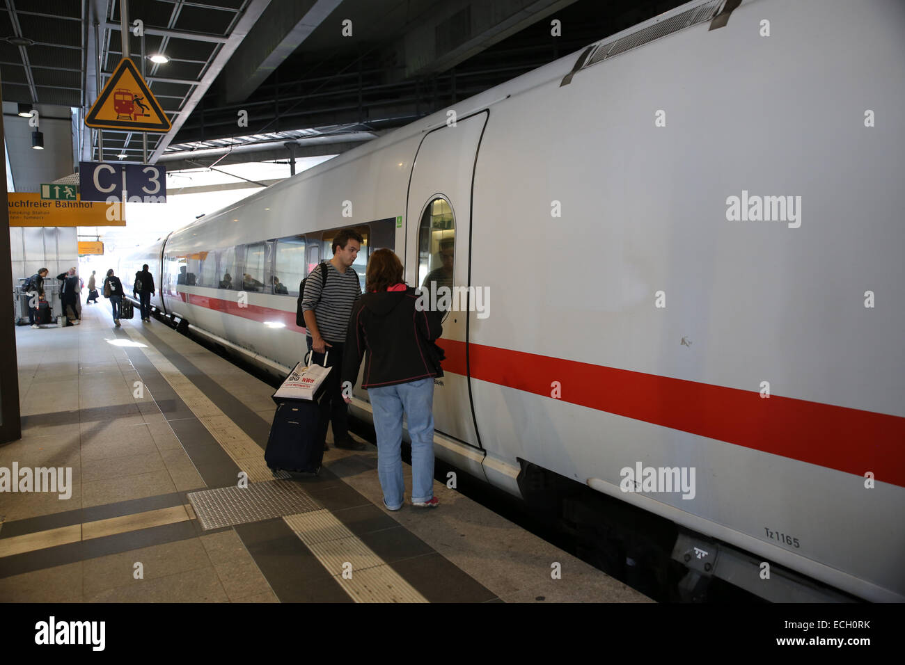 Il passeggero in attesa treni Europa bagagli Foto Stock