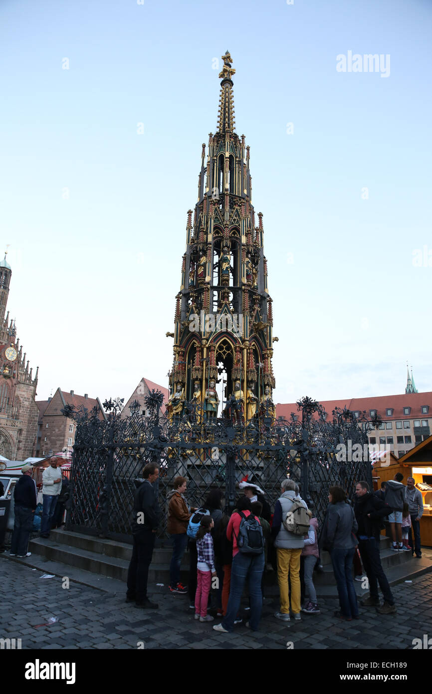 Gruppo turistico di Norimberga torre posto Foto Stock