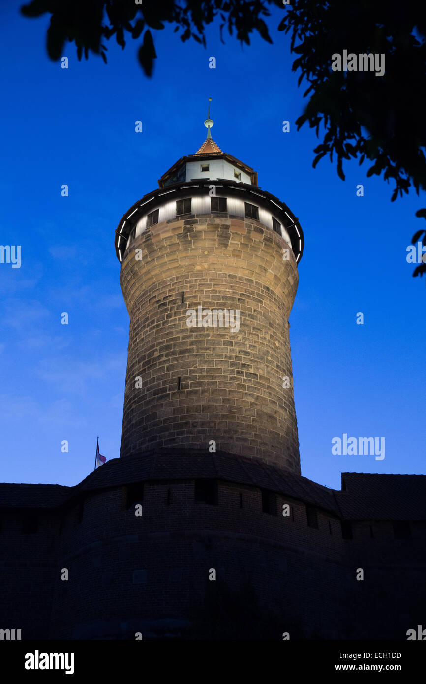 Il castello di Norimberga tower night blue sky Foto Stock