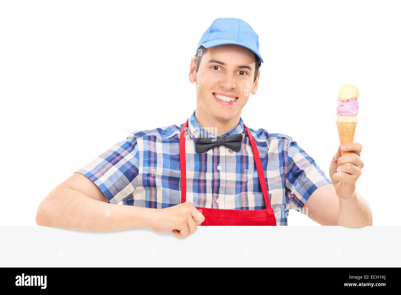 Giovane uomo allegro tenendo un gelato isolati su sfondo bianco Foto Stock
