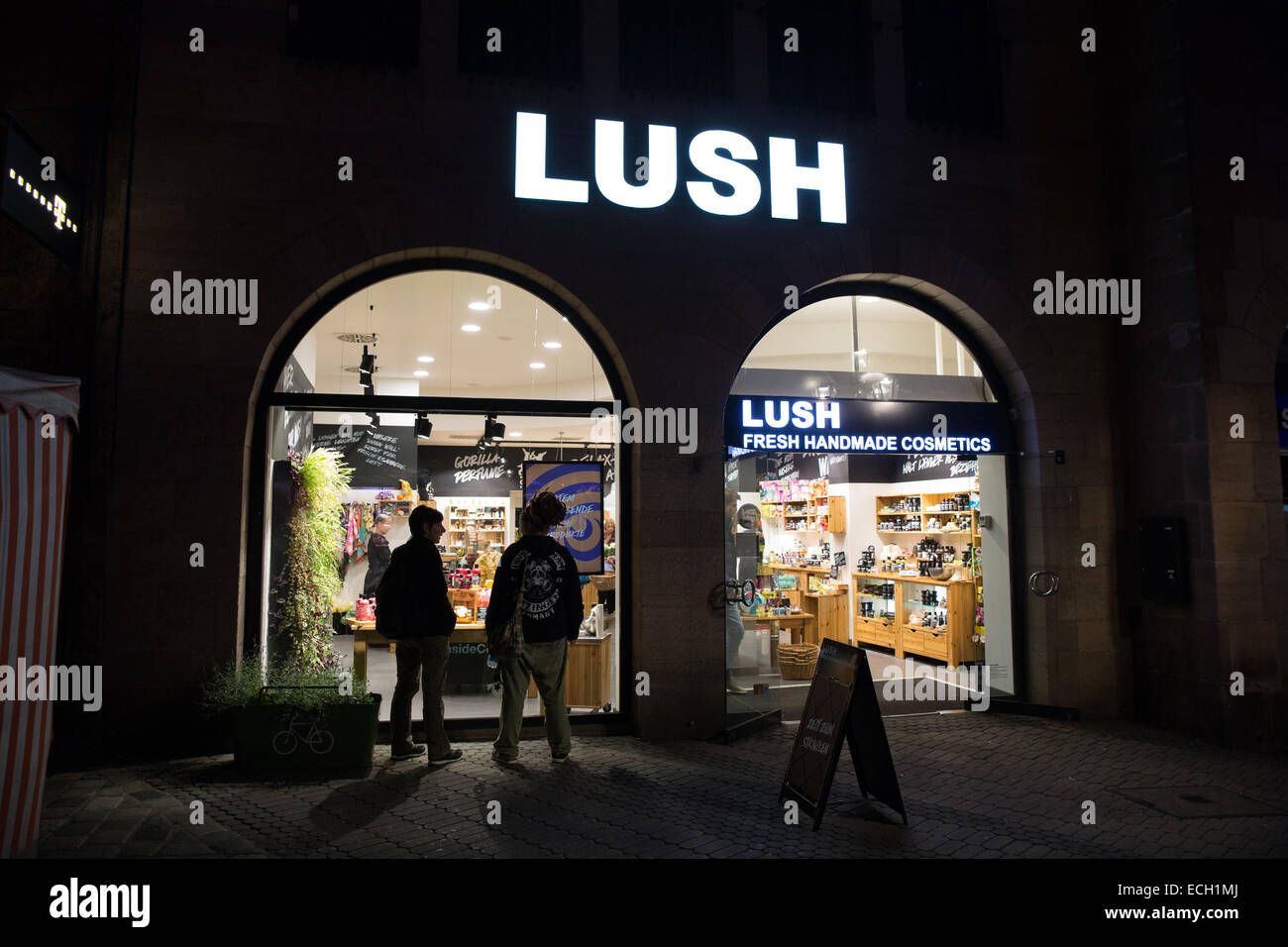 Lussureggiante negozio di cosmetici notte in Germania Foto Stock