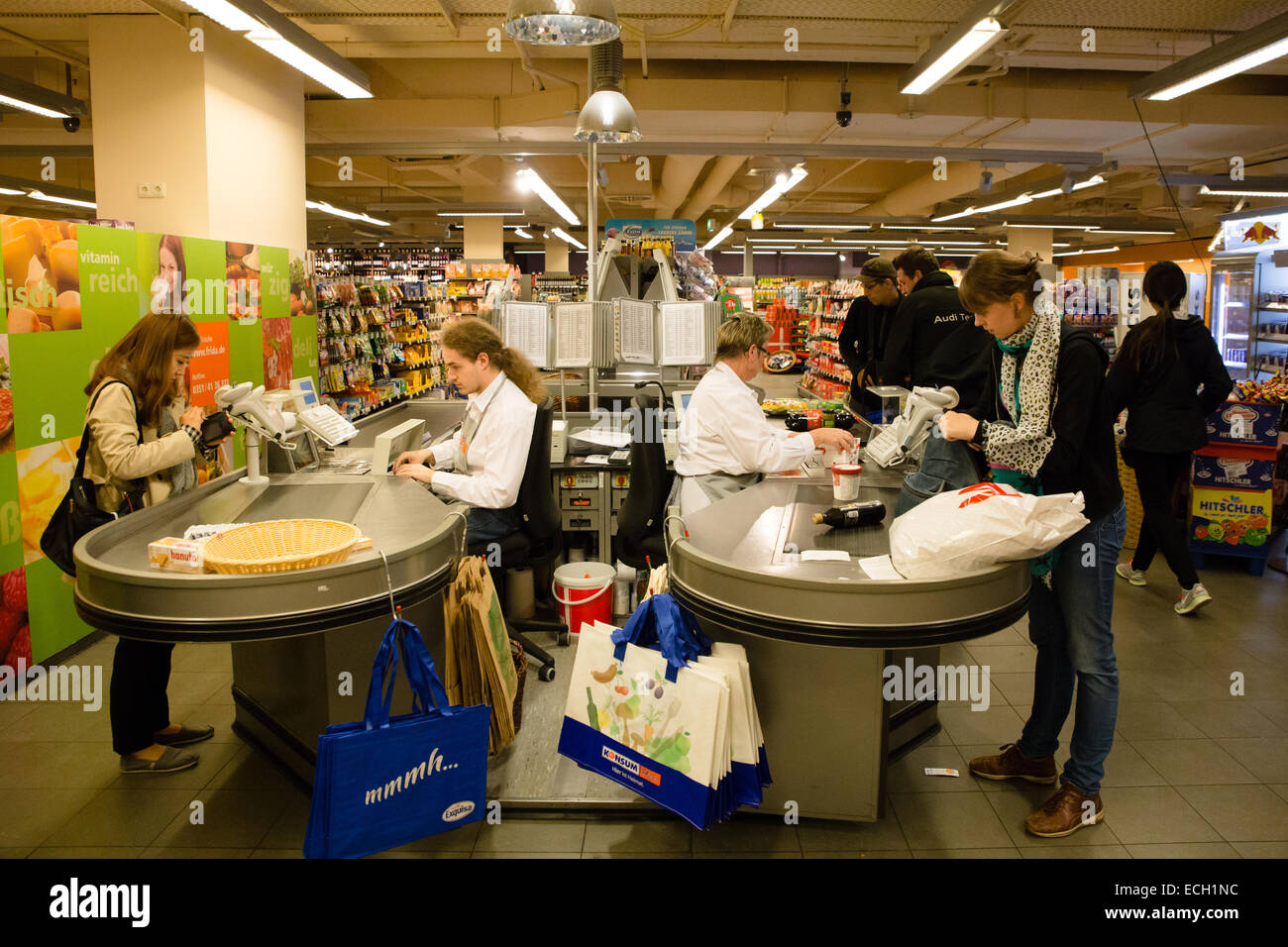 Supermercato tedesco cassiere Foto Stock