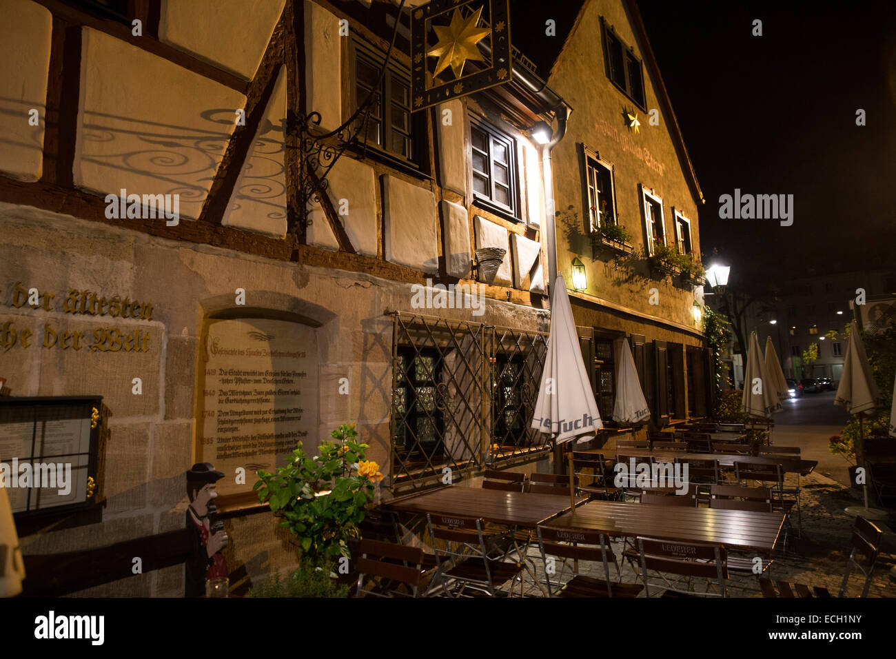 Vuoto ristorante patio notte vicino Foto Stock