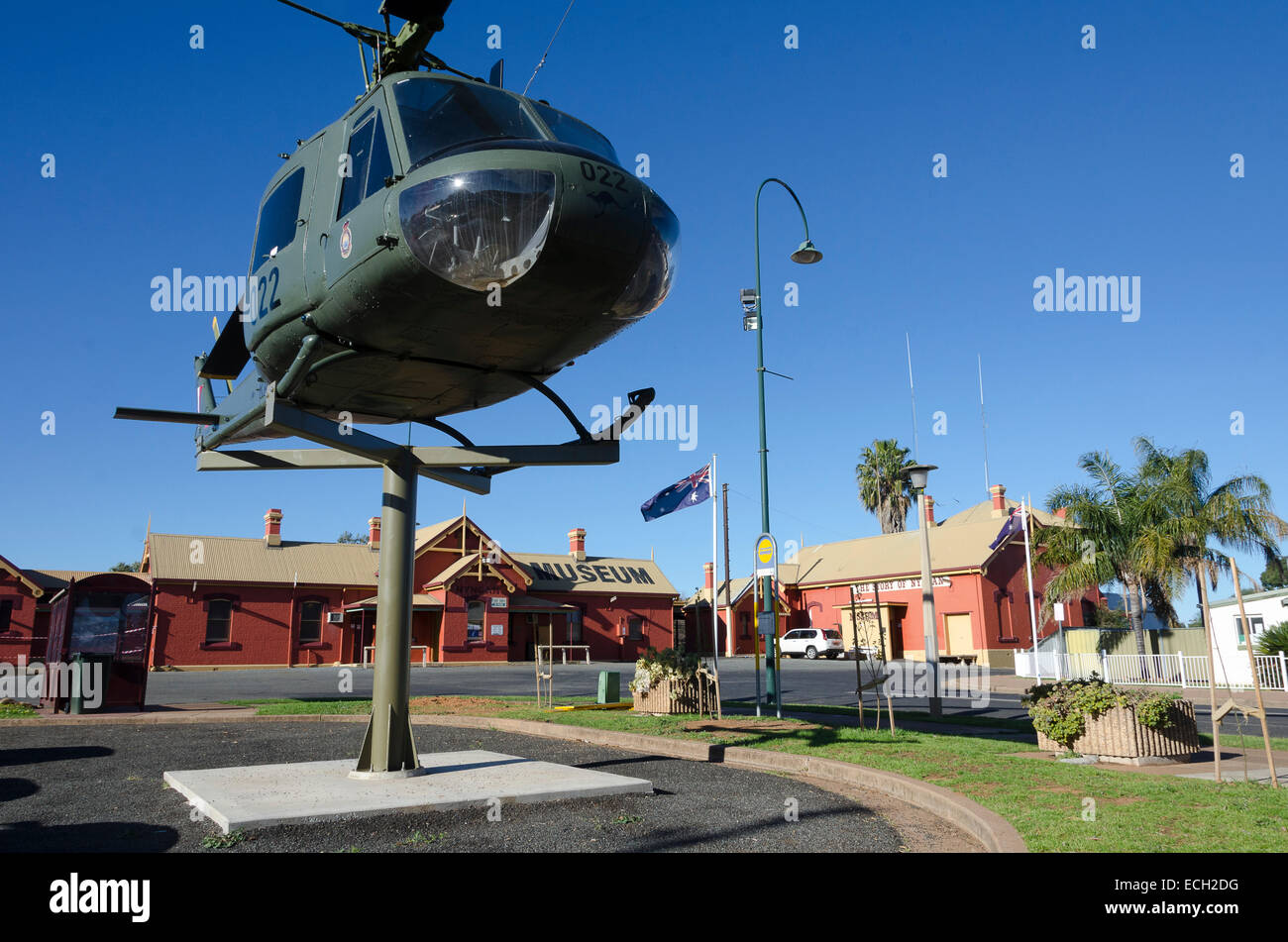 Iroquois elicotteri militari al di fuori della stazione ferroviaria, Nyngan, Nuovo Galles del Sud, Australia Foto Stock