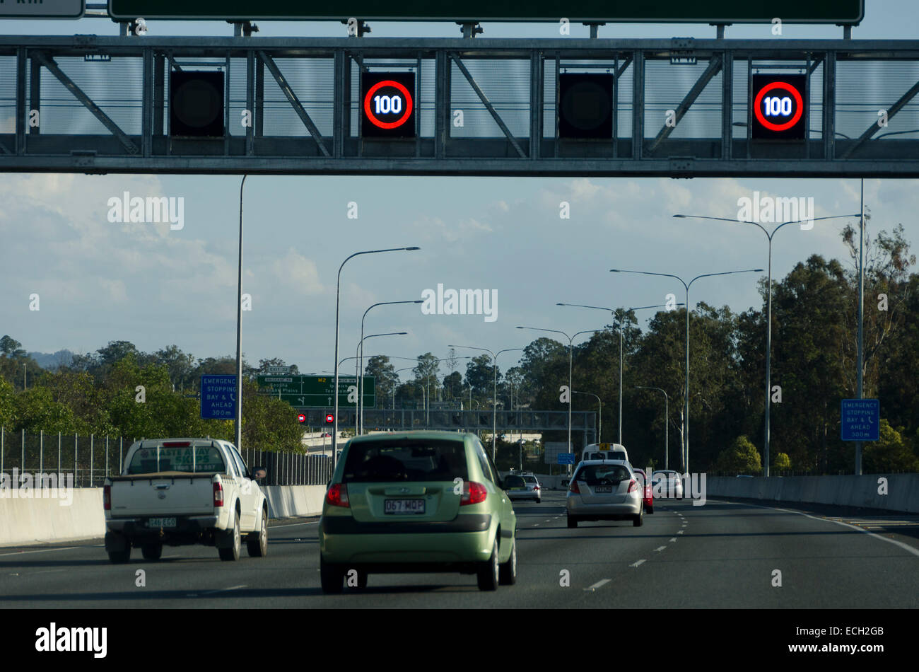 Autostrada con limite di velocità segni, Brisbane, Queensland, Australia Foto Stock