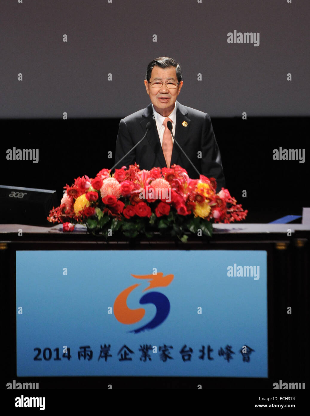 Il Taipei Taiwan. 15 dic 2014. Vincent Siew, presidente di Taiwan-basato Consiglio dell'Cross-Strait vertice di imprenditori, indirizzi alla cerimonia di apertura del Cross-Strait imprenditori vertice di Taipei, a sud-est della Cina di Taiwan, Dic 15, 2014. © Shen Hong/Xinhua/Alamy Live News Foto Stock