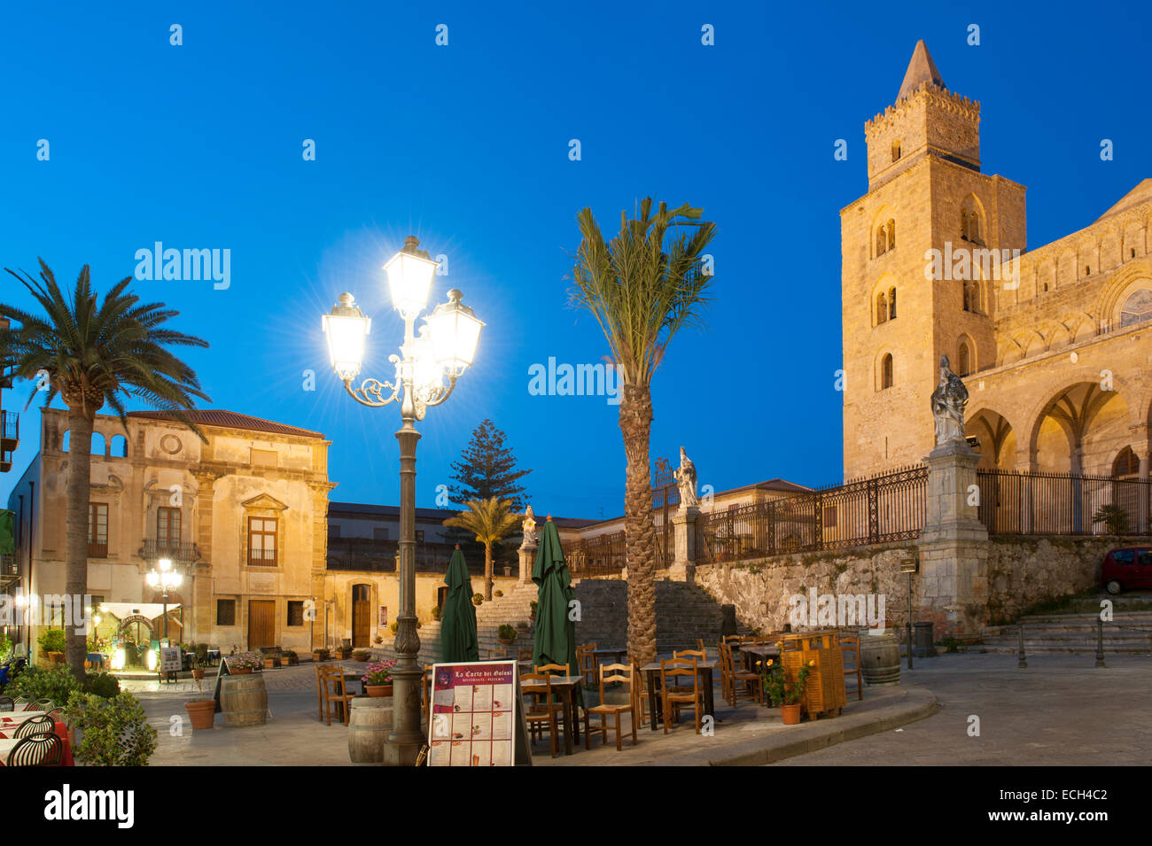 Piazza di fronte alla cattedrale di Cefalù, Cefalu, Sicilia, Italia Foto Stock