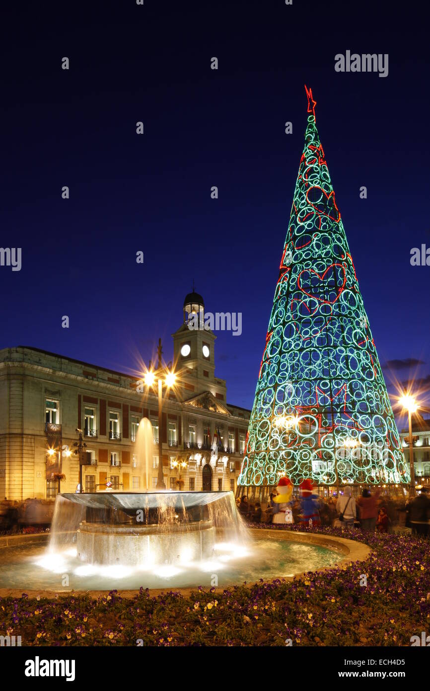 Madrid A Natale.Albero Di Natale Plaza De La Puerta Del Sol Di Madrid Spagna Foto Stock Alamy