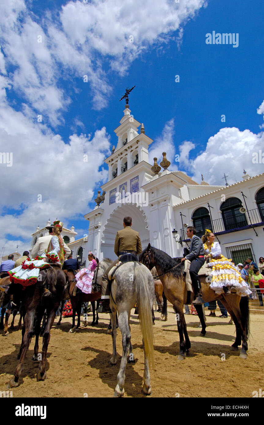 Pellegrini a El Rocio village, 'Romería', pellegrinaggio, a El Rocío, Almonte, Huelva, Andalusia, Spagna, Europa Foto Stock