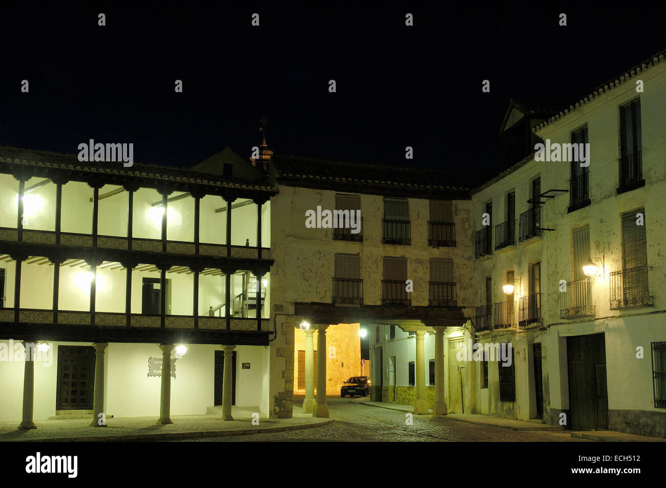 Piazza principale, secolo XVII, al tramonto, Tembleque, provincia di Toledo, Castilla la Mancha, in Spagna, Europa Foto Stock