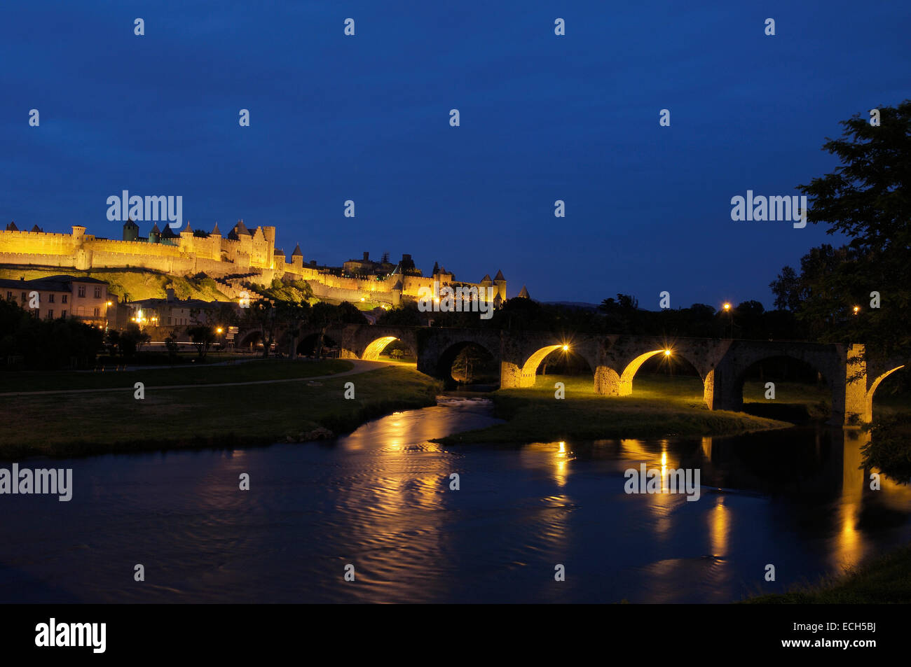 La Cité, Carcassonne medievale fortificato al crepuscolo, Aude, Languedoc-Roussillon, Francia, Europa Foto Stock