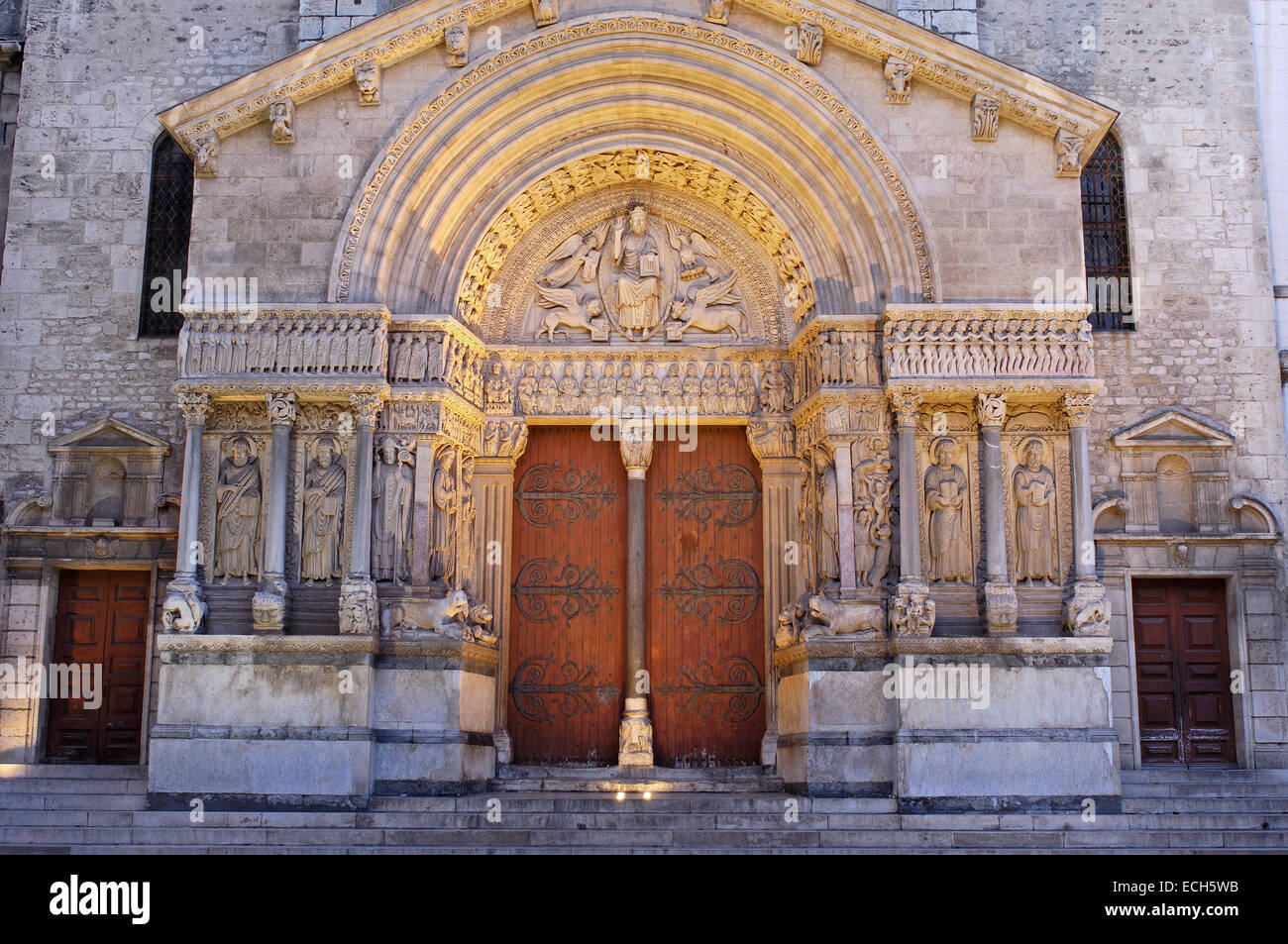 Saint Trophime cattedrale a Place de la Republique, Arles, Bouches du Rhone, Provence, Francia Foto Stock