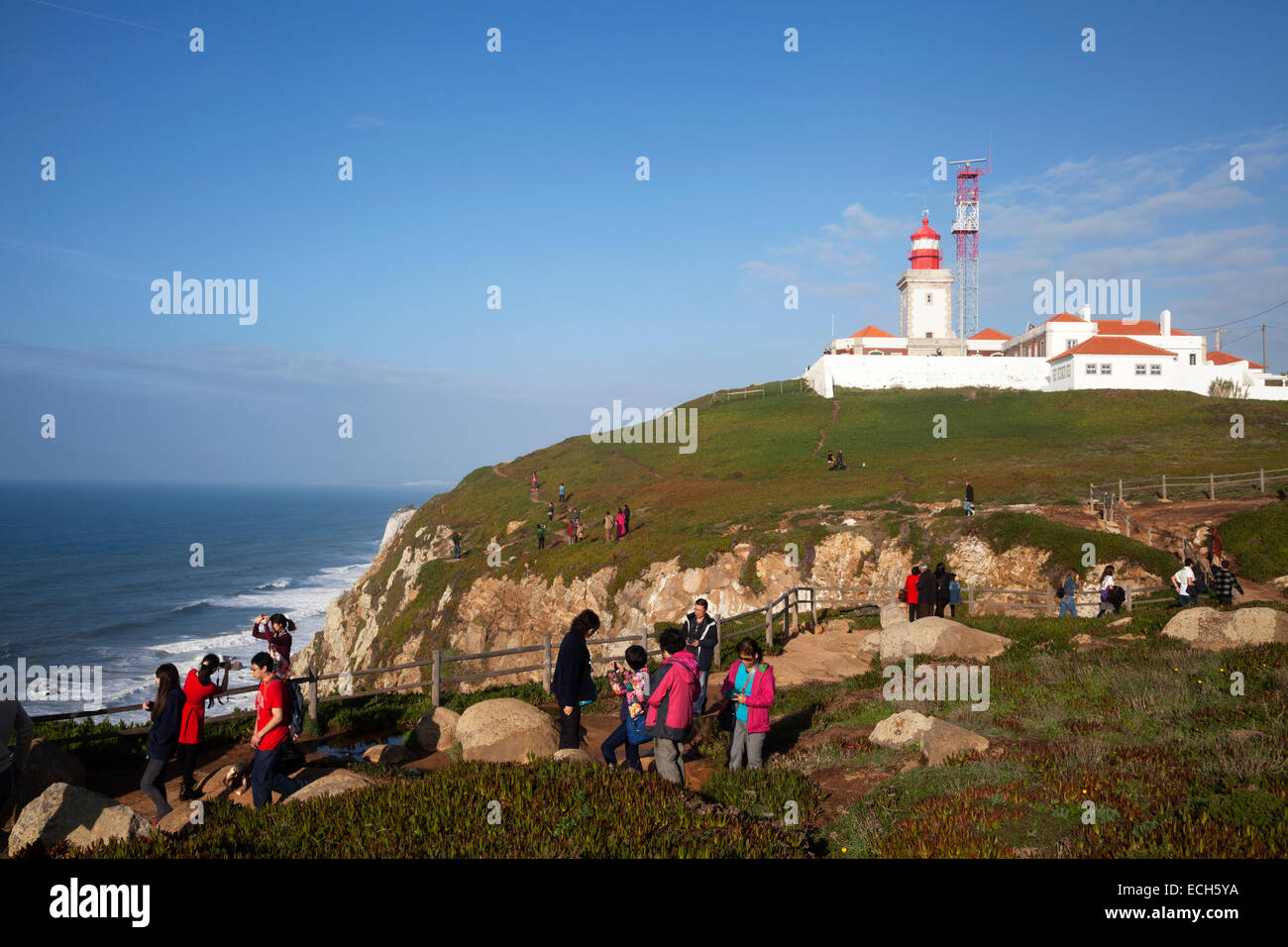 I turisti sulle scogliere, faro, il punto più occidentale dell'Europa continentale, Cabo da Roca, Sintra, Portogallo Foto Stock