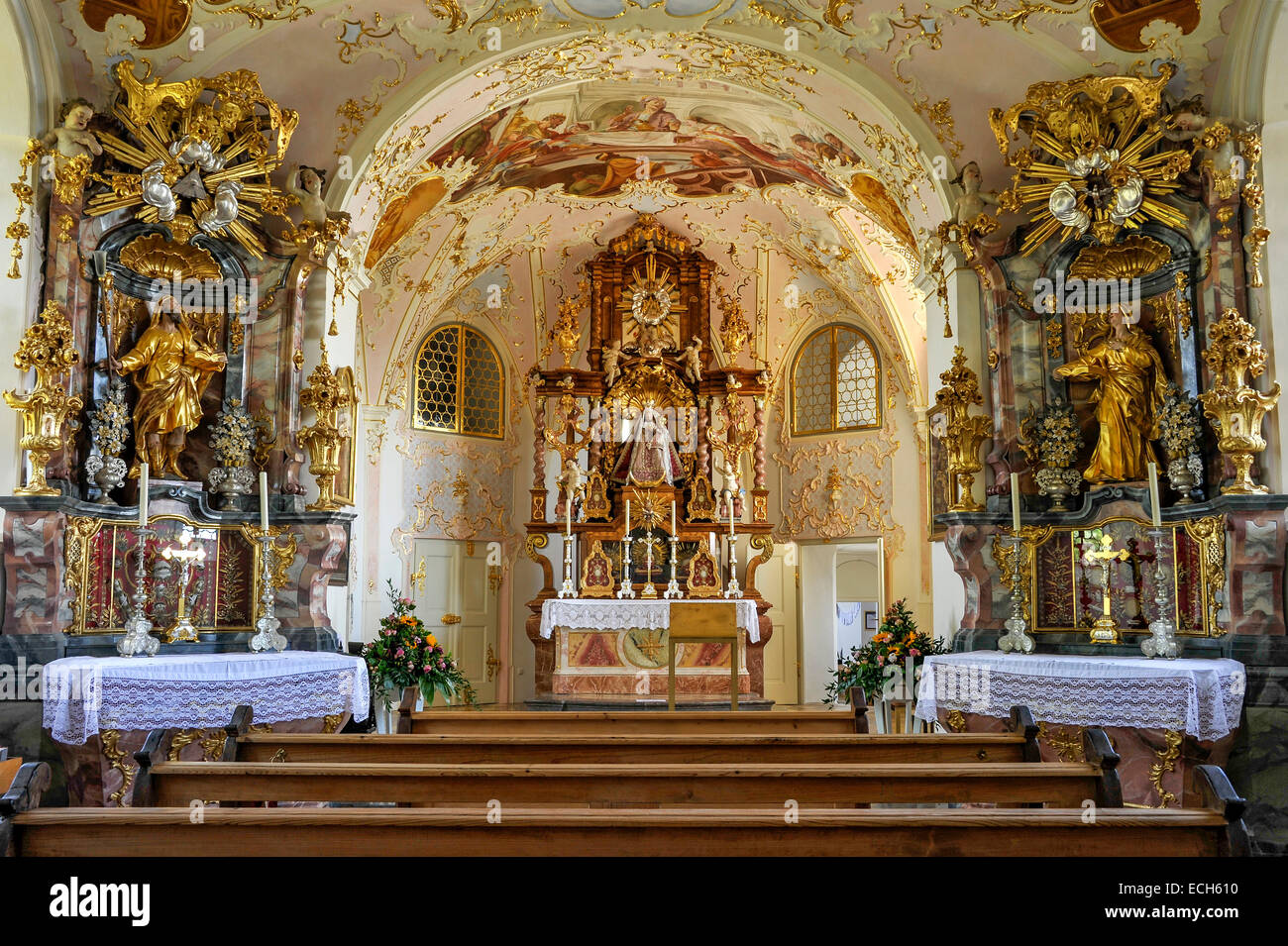 Interno con altari, cappella con interni rococò chiesa di pellegrinaggio dell'Assunzione, Hohenpeißenberg, Hoher Peißenberg Foto Stock