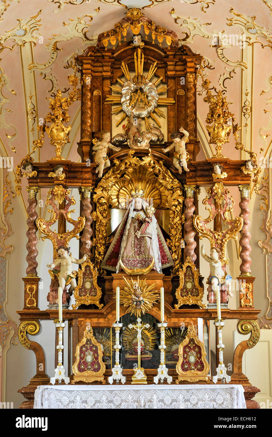 Altare maggiore con la pittura, cappella con interni rococò chiesa di pellegrinaggio dell'Assunzione, Hohenpeißenberg, Hoher Peißenberg Foto Stock