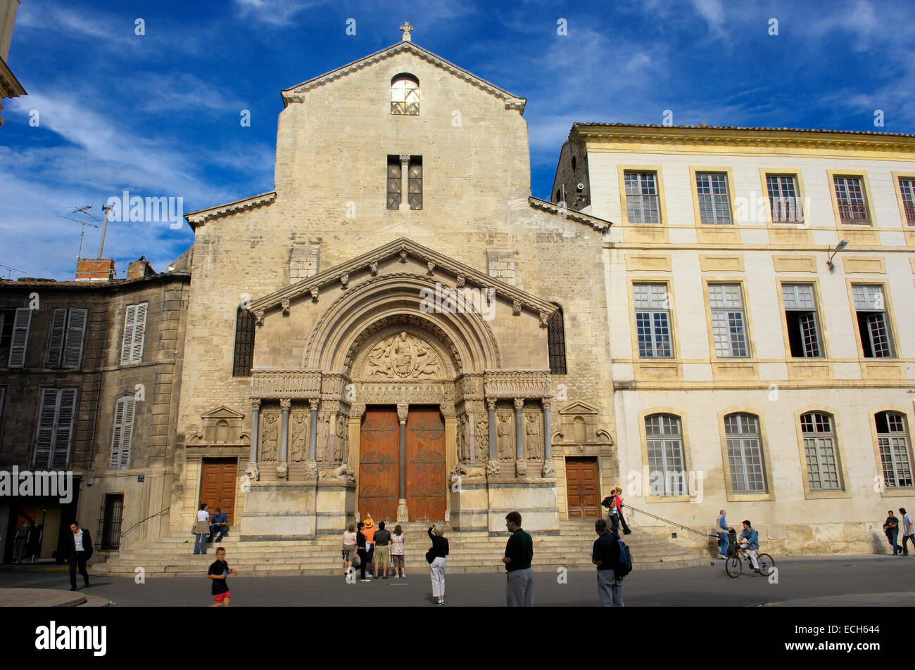 Saint Trophime cattedrale a Place de la Republique, Arles, Bouches du Rhone, Provence, Francia Foto Stock