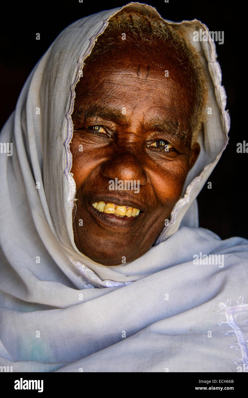 Gentile vecchia donna, nei pressi di Keren, Eritrea Foto Stock