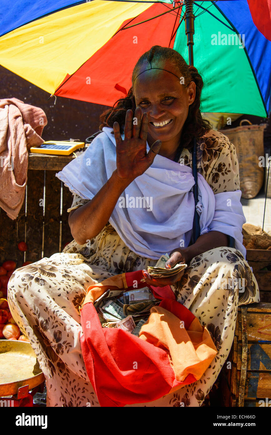 Marketwoman amichevole sul mercato in Adi Keyh, Eritrea Foto Stock