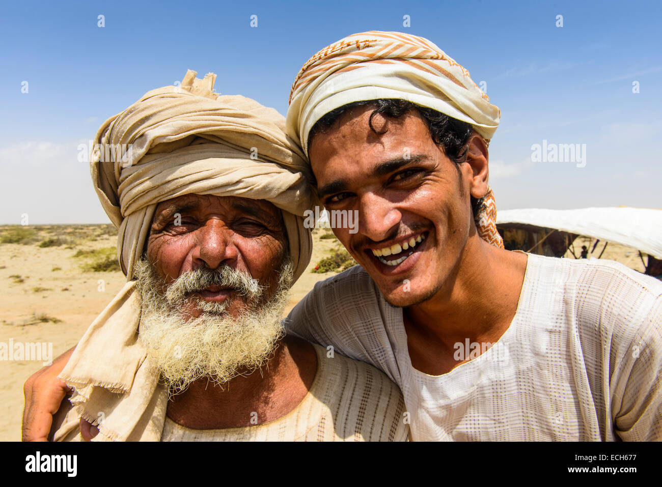 Rashaida padre e figlio in piedi di fronte a loro tenda nel deserto intorno a Massaua, in Eritrea Foto Stock