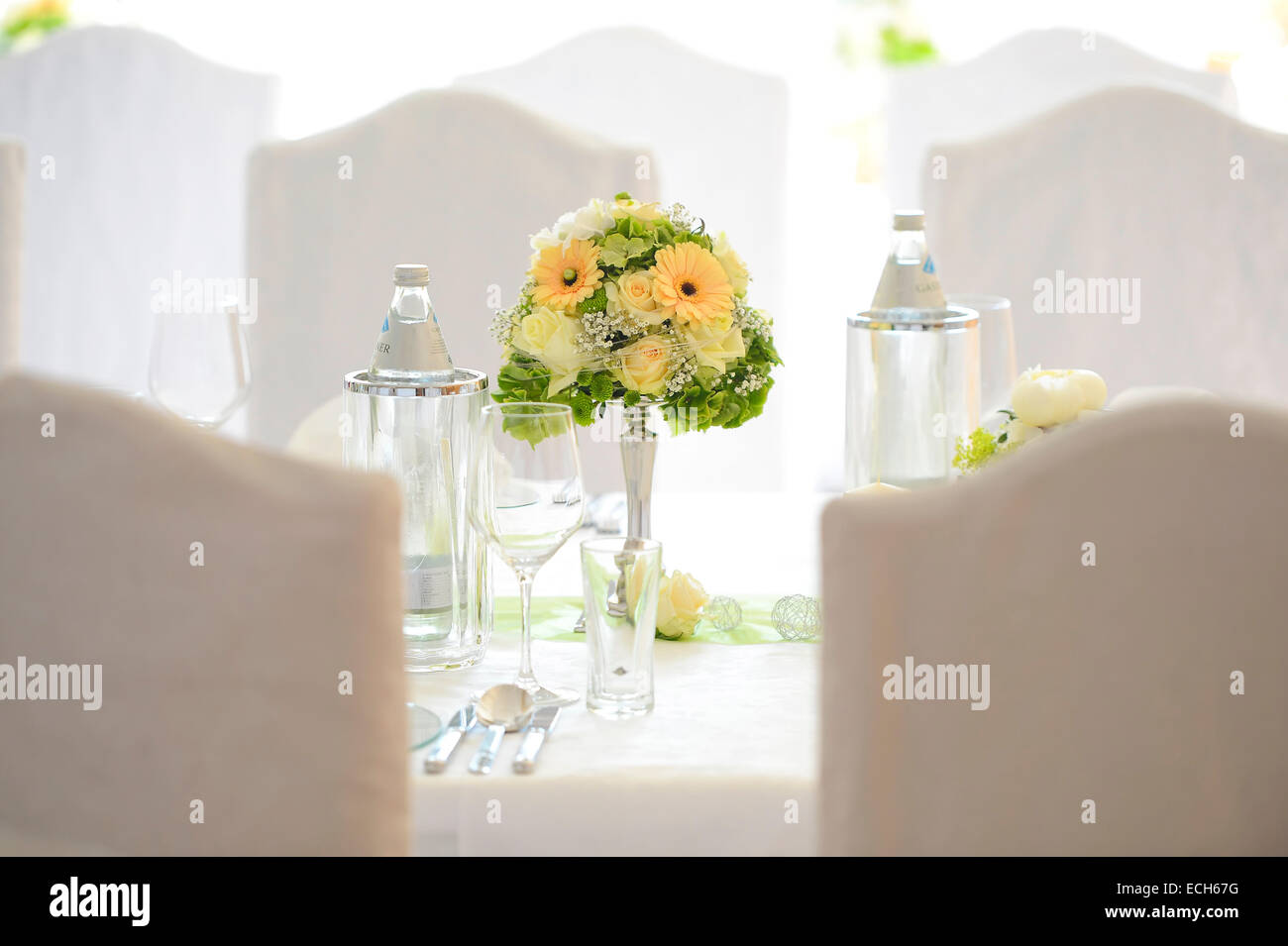 Bouquet nuziale sulla tabella di nozze, decorazioni per la tavola Foto Stock