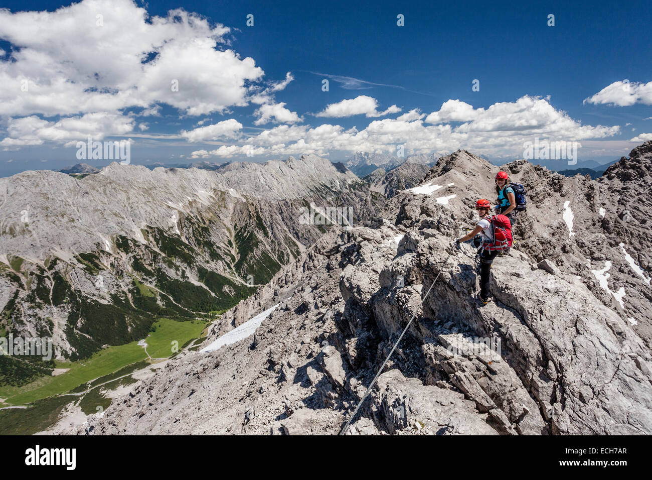 Gli escursionisti sulla cresta del vertice durante la fase di ascesa attraverso il Imster via ferrata sul Maldonkopf nella Valle del Lech Alpi, Hochimst Foto Stock