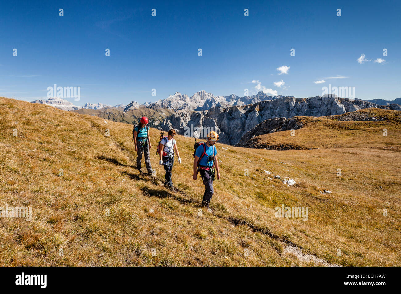 Gli escursionisti durante la salita alla cima Valacia sulla Via Ferrata F. Gadotti nella Val San Nicolò di Fassa, dietro il gruppo del Sella Foto Stock