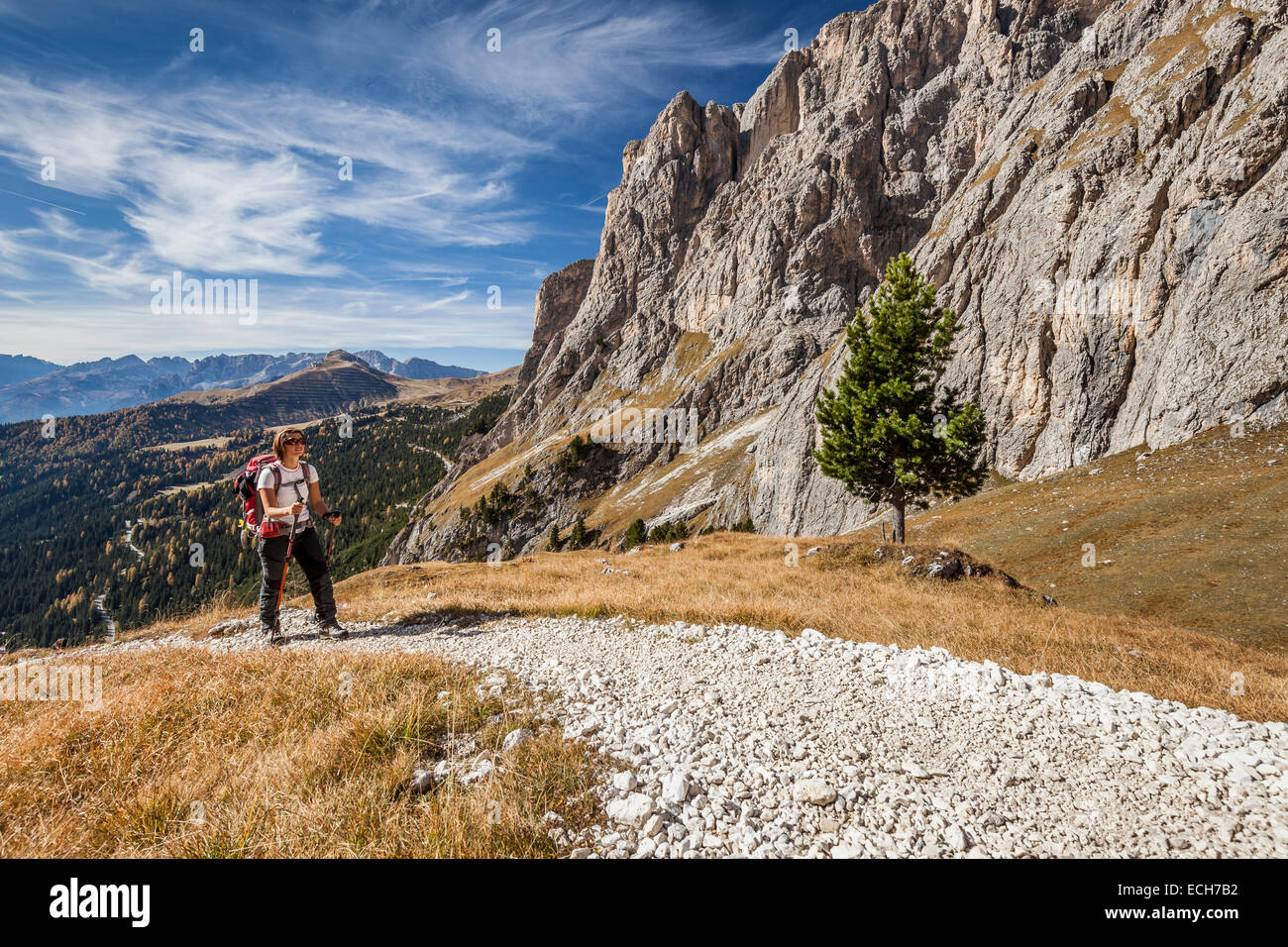 Scalatore sul Plan de Sieia nel gruppo del Sella al Passo Sella, a destra il Piz Ciavazes, Dolomiti, Val Gardena, Val Gardena Foto Stock