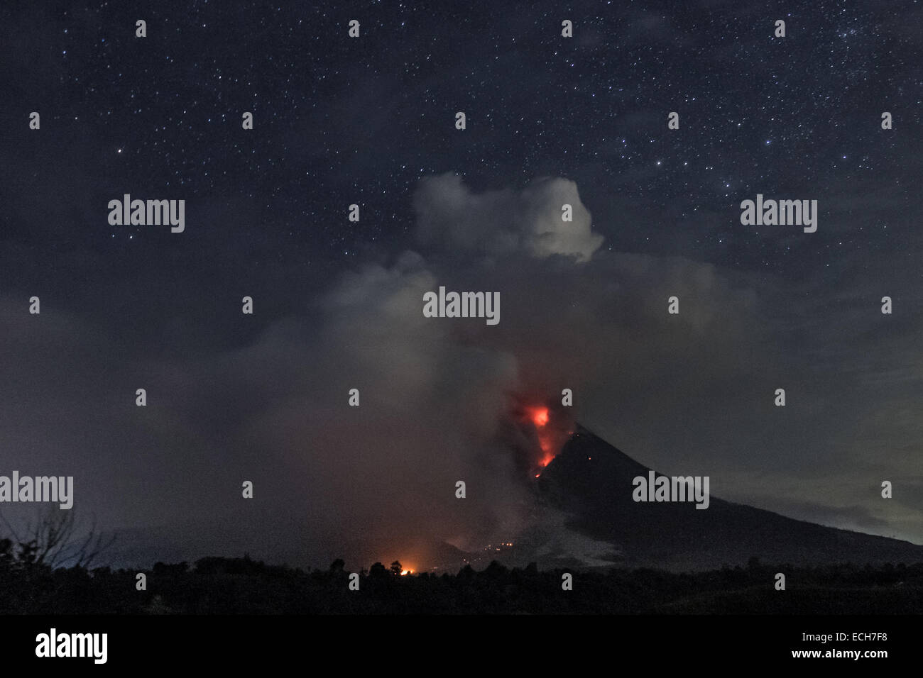 Karo, nel nord di Sumatra, Indonesia. Xiv Dic, 2014. KARO, INDONESIA - DESEMBER 14: una vista di sfociare flusso piroclastico dal Monte Sinabung eruzione del vulcano visto dalla Tiga Pancur villaggio sul dicembre 14, 2014 in Karo distretto, nel nord di Sumatra, Indonesia. Credito: Sijori Immagini/ZUMA filo/Alamy Live News Foto Stock