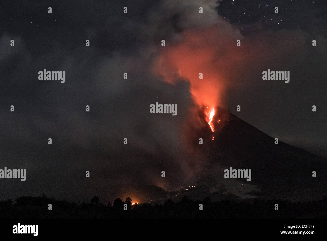 Karo, nel nord di Sumatra, Indonesia. Xiv Dic, 2014. KARO, INDONESIA - DESEMBER 14: una vista di sfociare flusso piroclastico dal Monte Sinabung eruzione del vulcano visto dalla Tiga Pancur villaggio sul dicembre 14, 2014 in Karo distretto, nel nord di Sumatra, Indonesia. Credito: Sijori Immagini/ZUMA filo/Alamy Live News Foto Stock