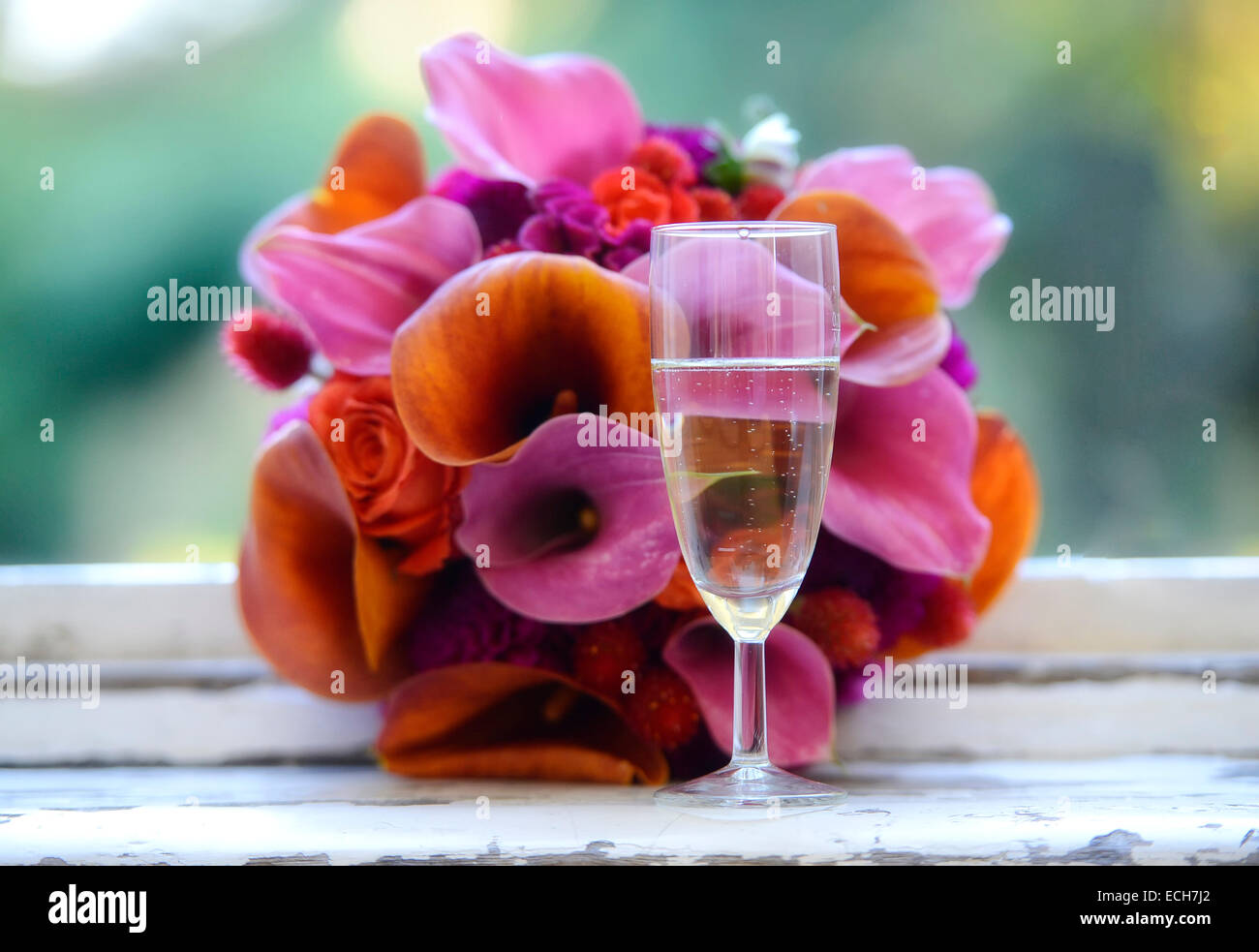 Bouquet nuziale e bicchiere di champagne Foto Stock