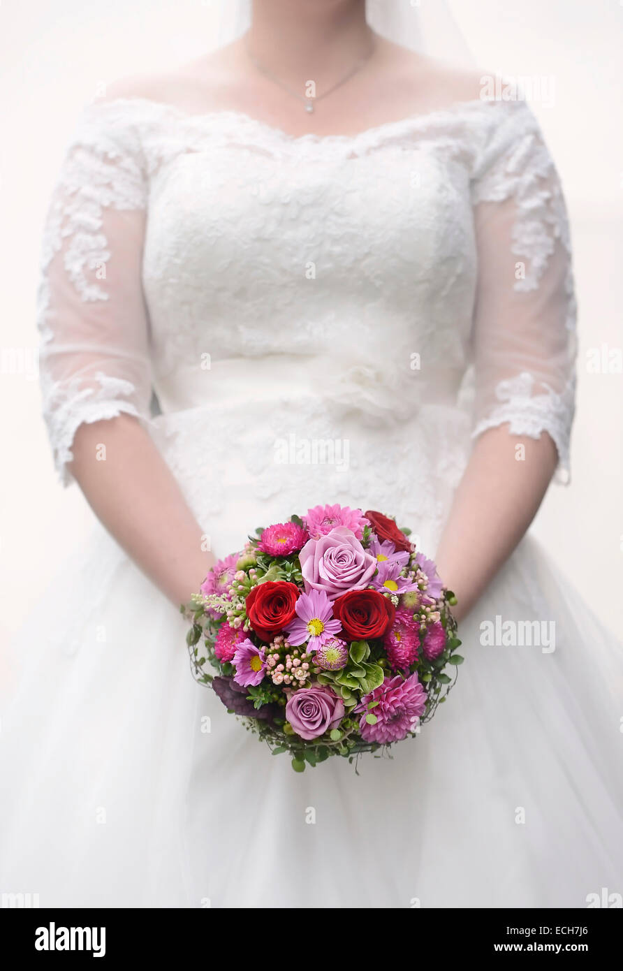 Sposa azienda bouquet di nozze Foto Stock