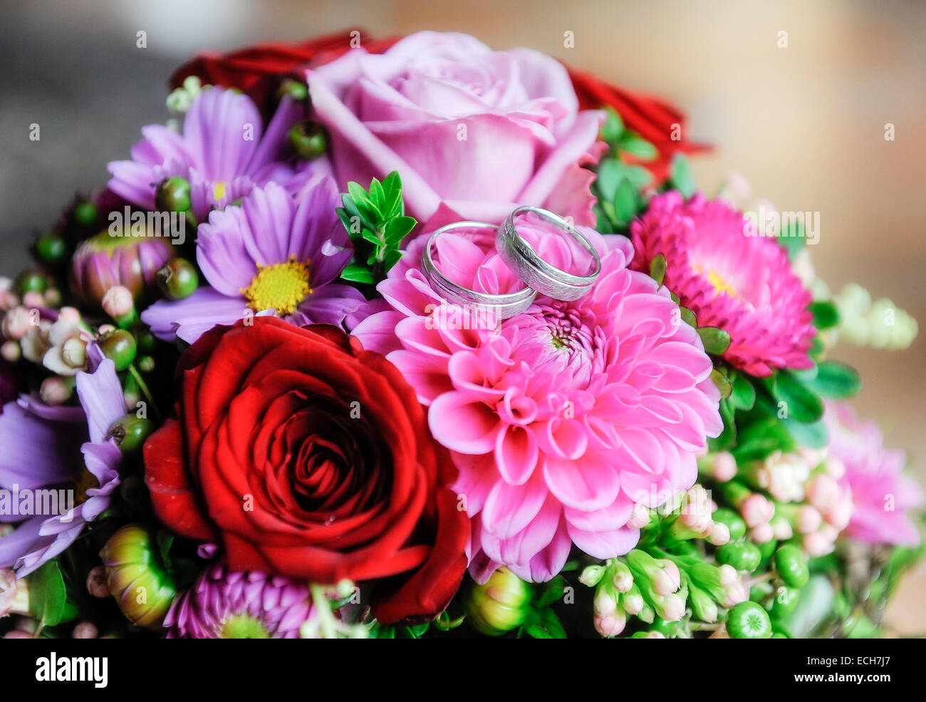 Gli anelli di nozze sul mazzo di nozze Foto Stock