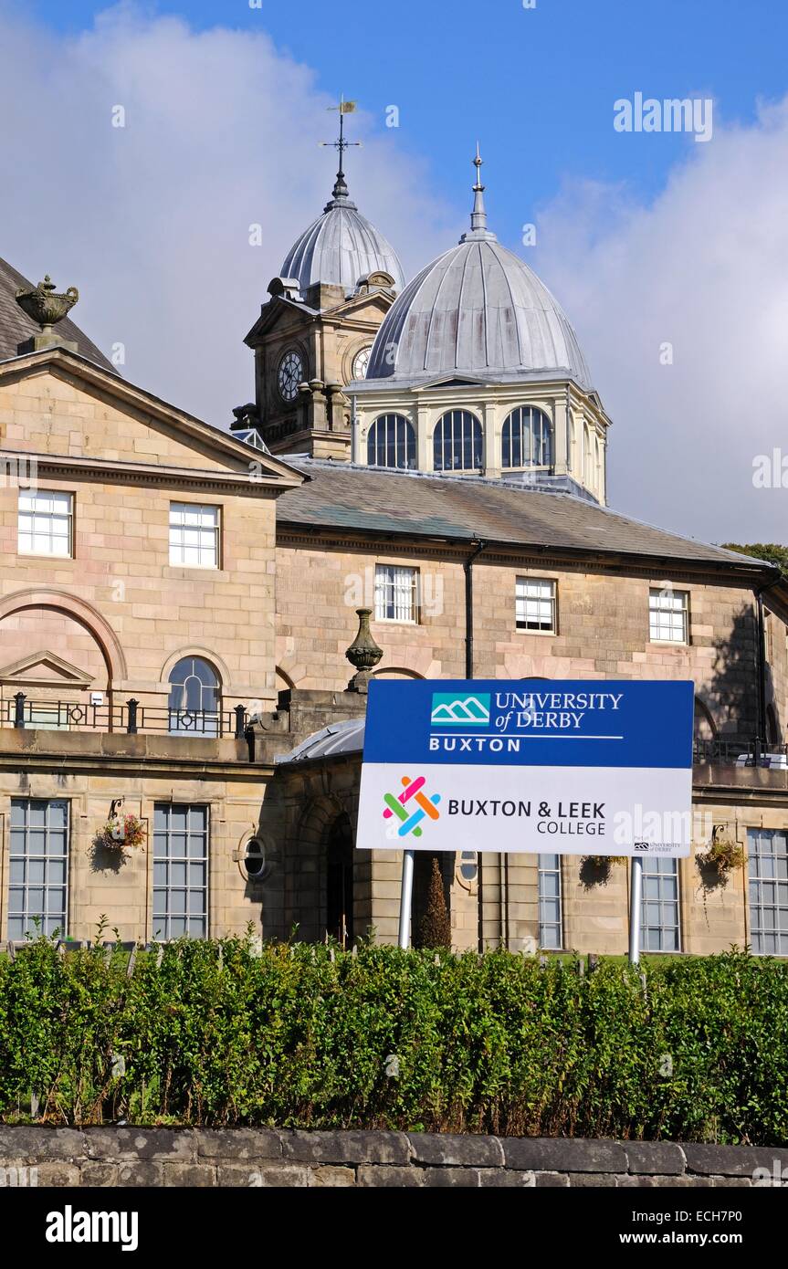 Il Devonshire Royal Hospital, noto anche come il Devonshire Dome con una Università di Derby sign in primo piano, Buxton, Regno Unito. Foto Stock