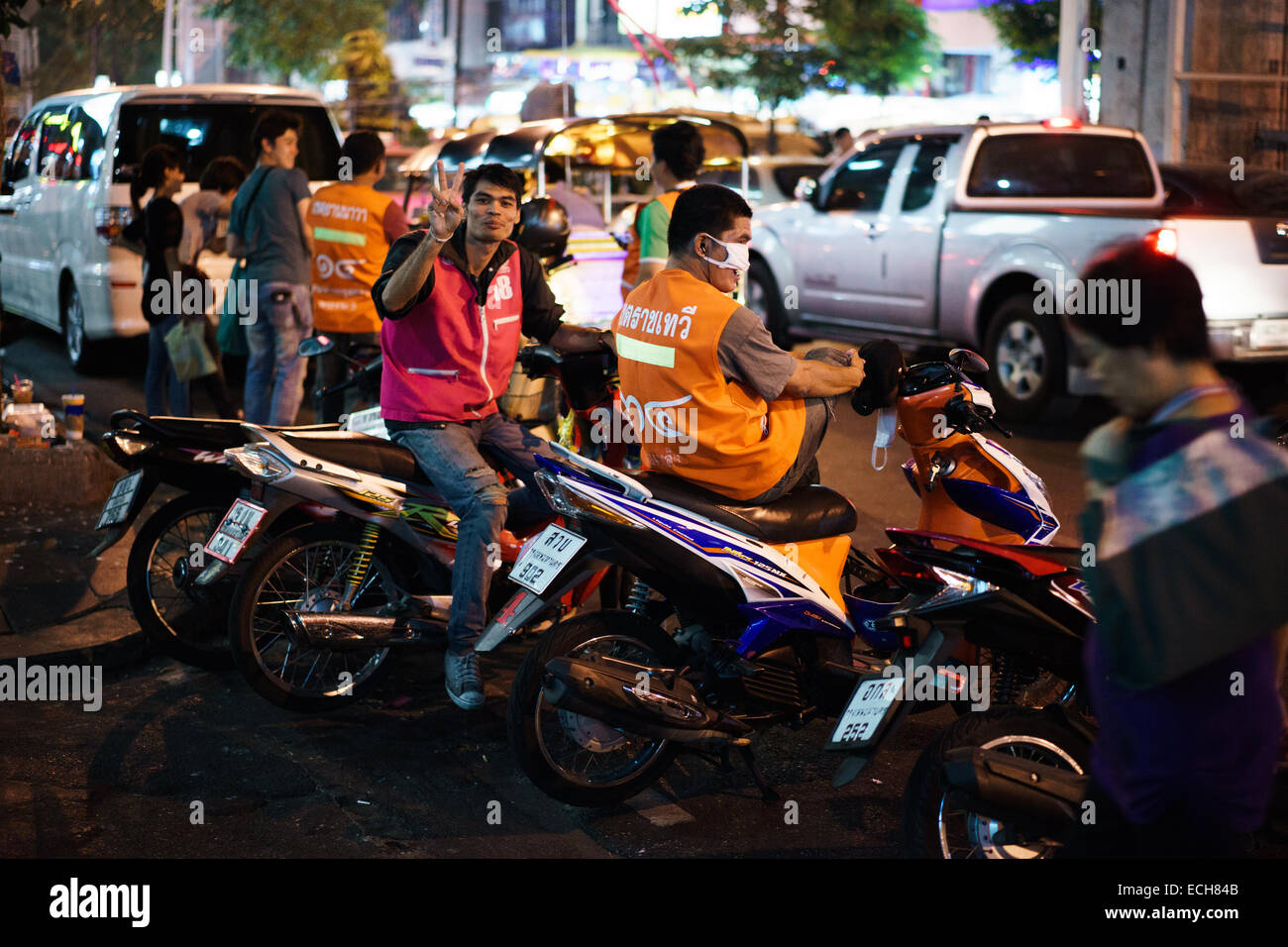 Taxi motocicli sulla Silom Road, Bangkok, Thailandia. Foto Stock
