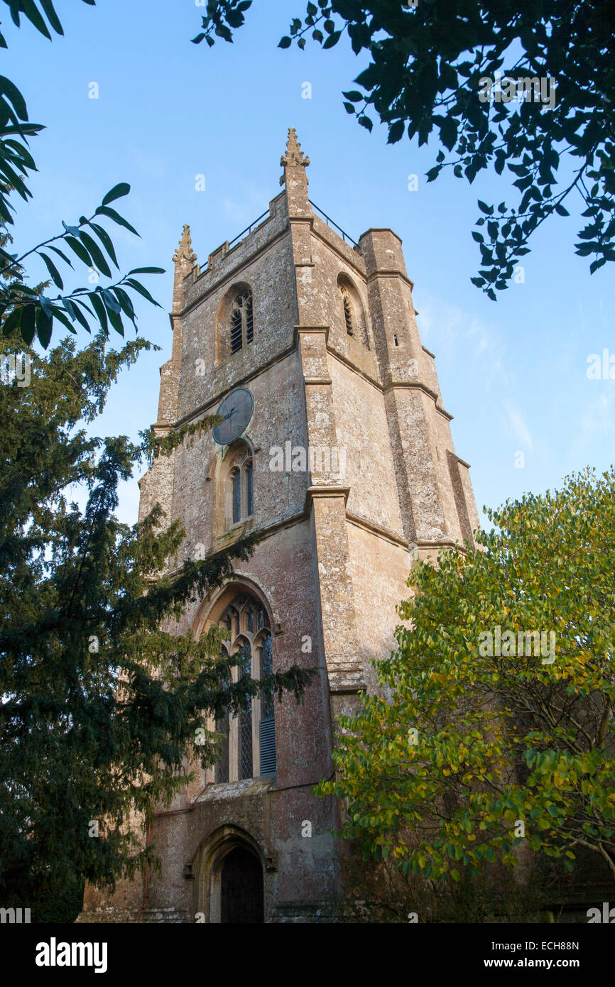 San Pietro chiesa parrocchiale torre contro il cielo blu Clyffe Pypard, Wiltshire, Inghilterra, Regno Unito Foto Stock