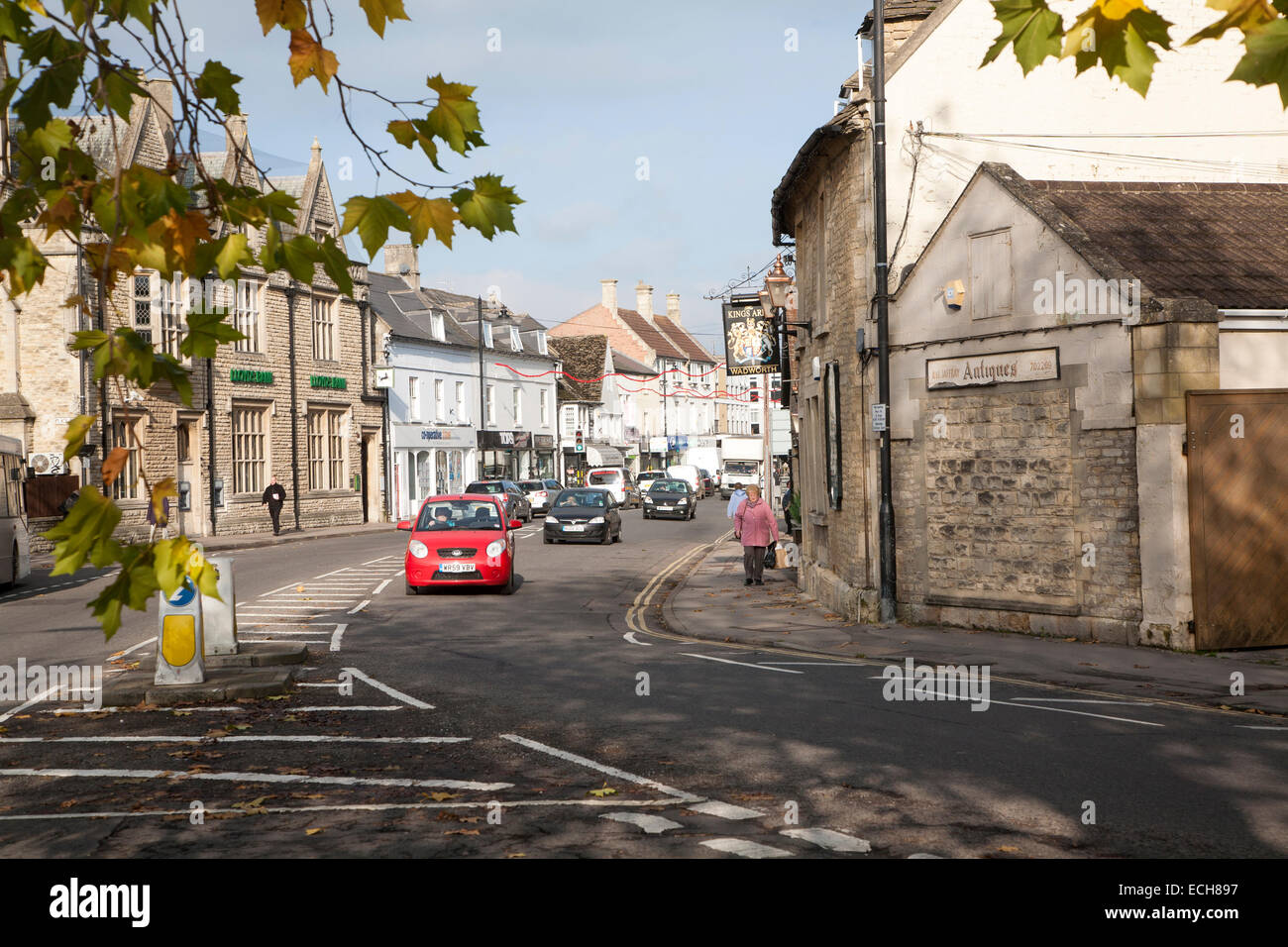 Il traffico nel centro città di Melksham, Wiltshire, Inghilterra, Regno Unito Foto Stock
