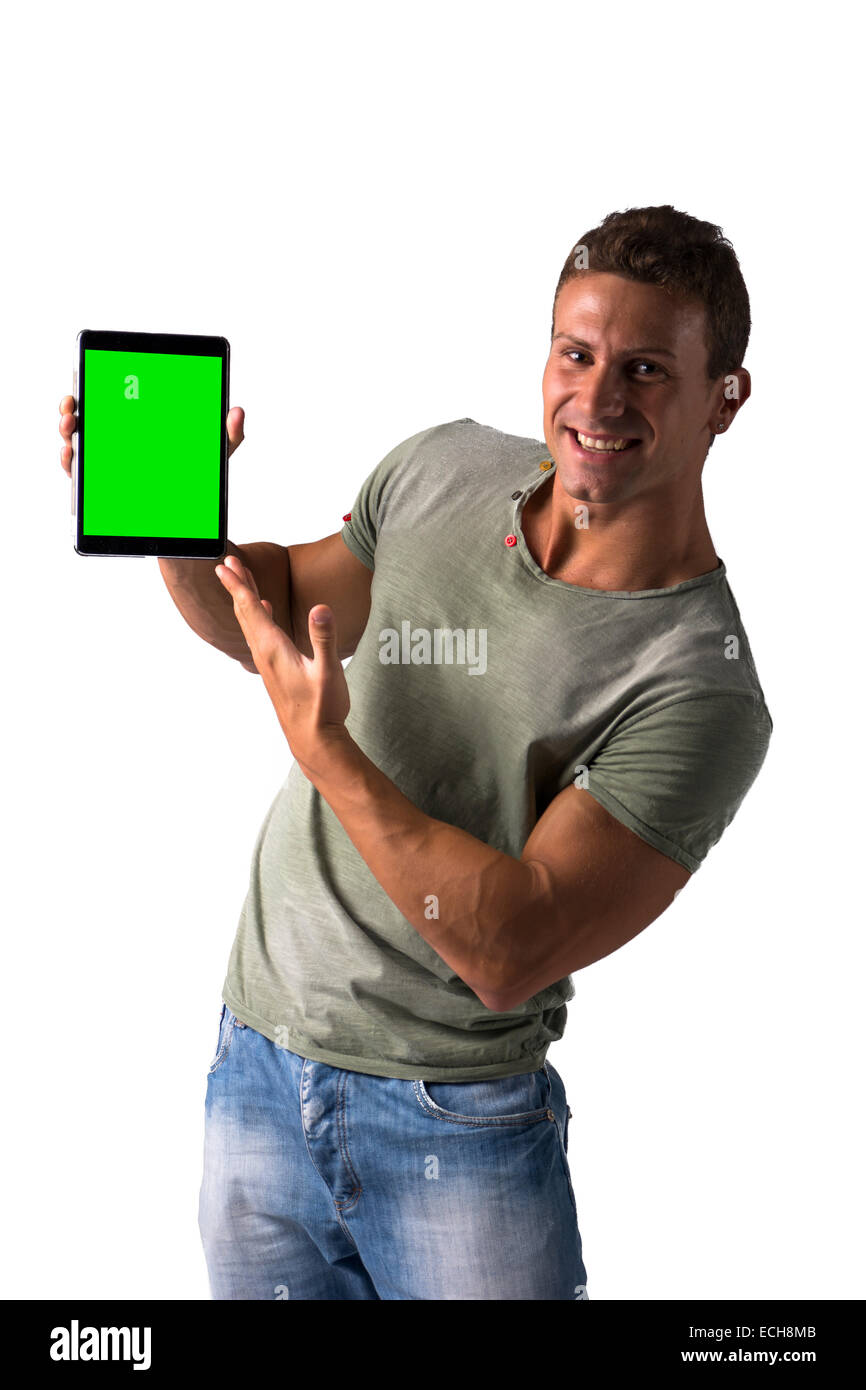 Sorridente giovane azienda e mostra ebook reader, in piedi isolato su sfondo bianco Foto Stock