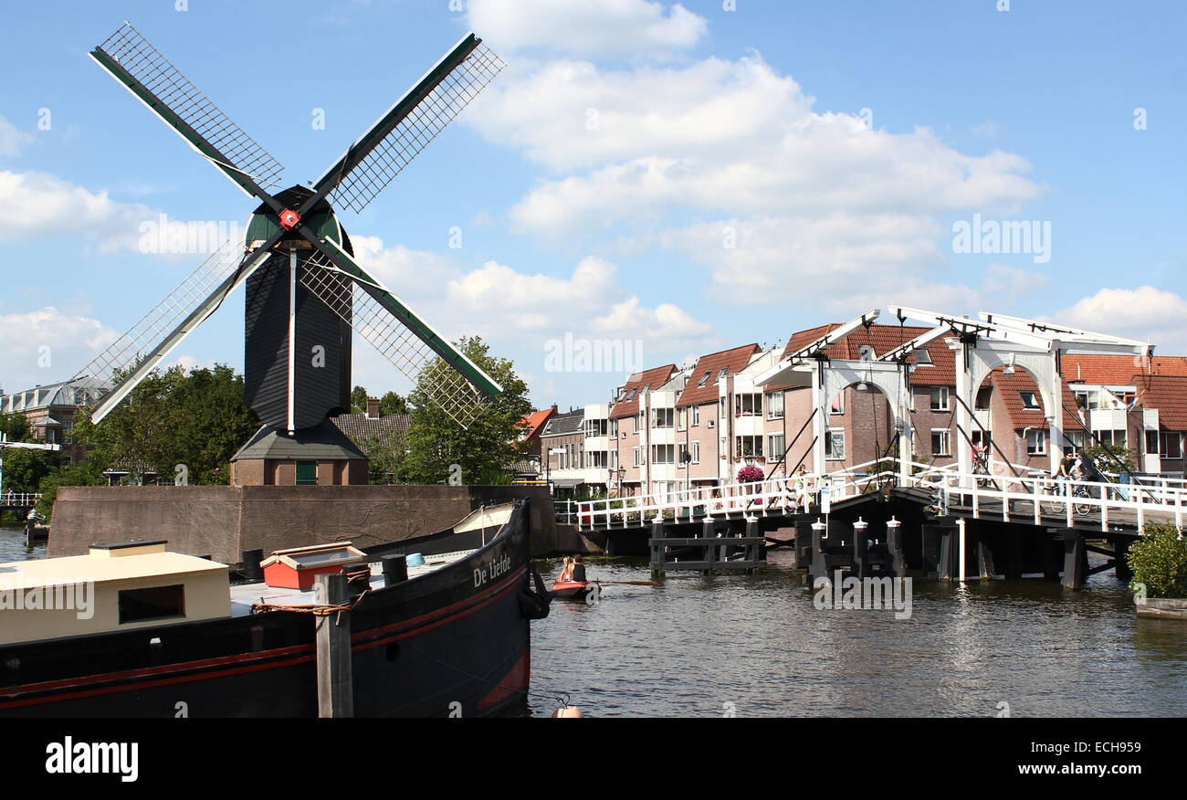 Xvii secolo post mill 'De mettere' a Galgewater canal in Leiden, Paesi Bassi con Rembrandt ponte sulla destra. (Entrambe le repliche) Foto Stock