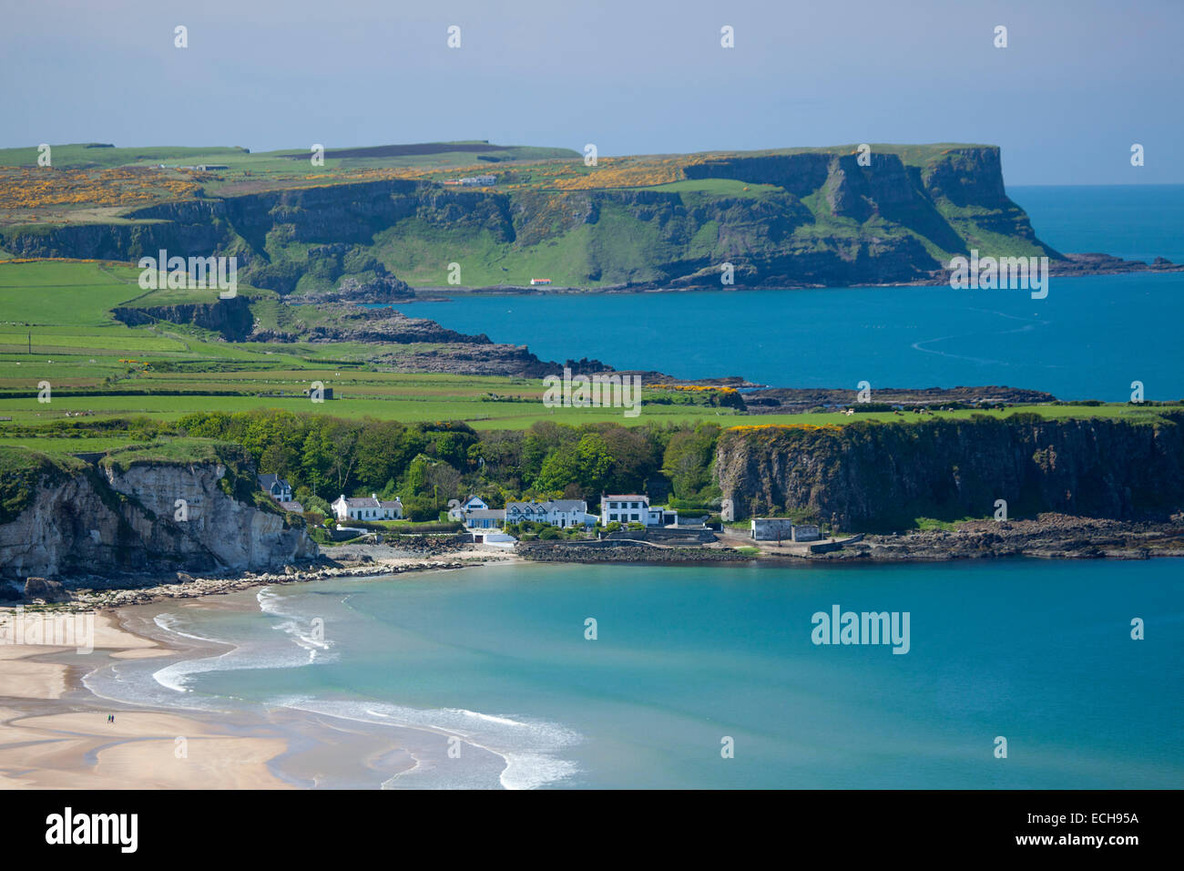 Vista sul parco bianco Bay e Portbraddan, Causeway Coast, County Antrim, Irlanda del Nord. Foto Stock